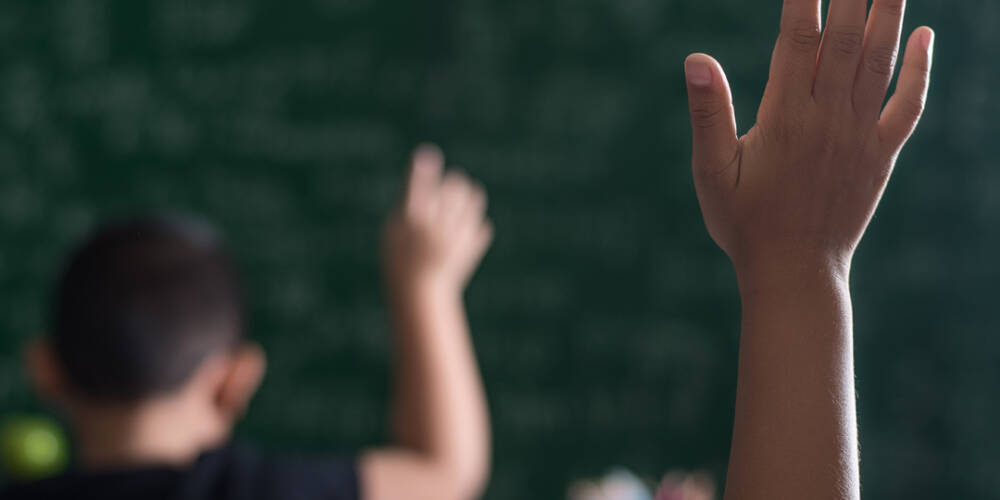 kid-raising-his-hand-classroom